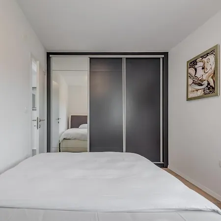 Апартаменты New With Sea View Esp